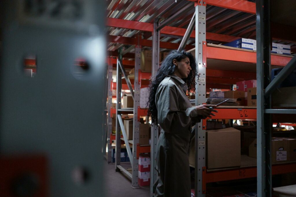 Femme Assistante manager des unités marchandes dans une réserve d'un grand magasin