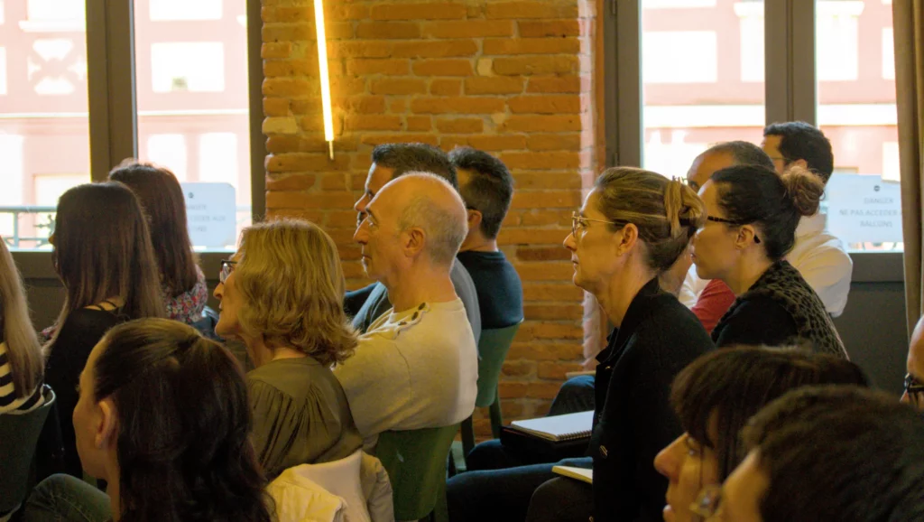 Participants attentifs aux explications sur la négociation en situation de crise